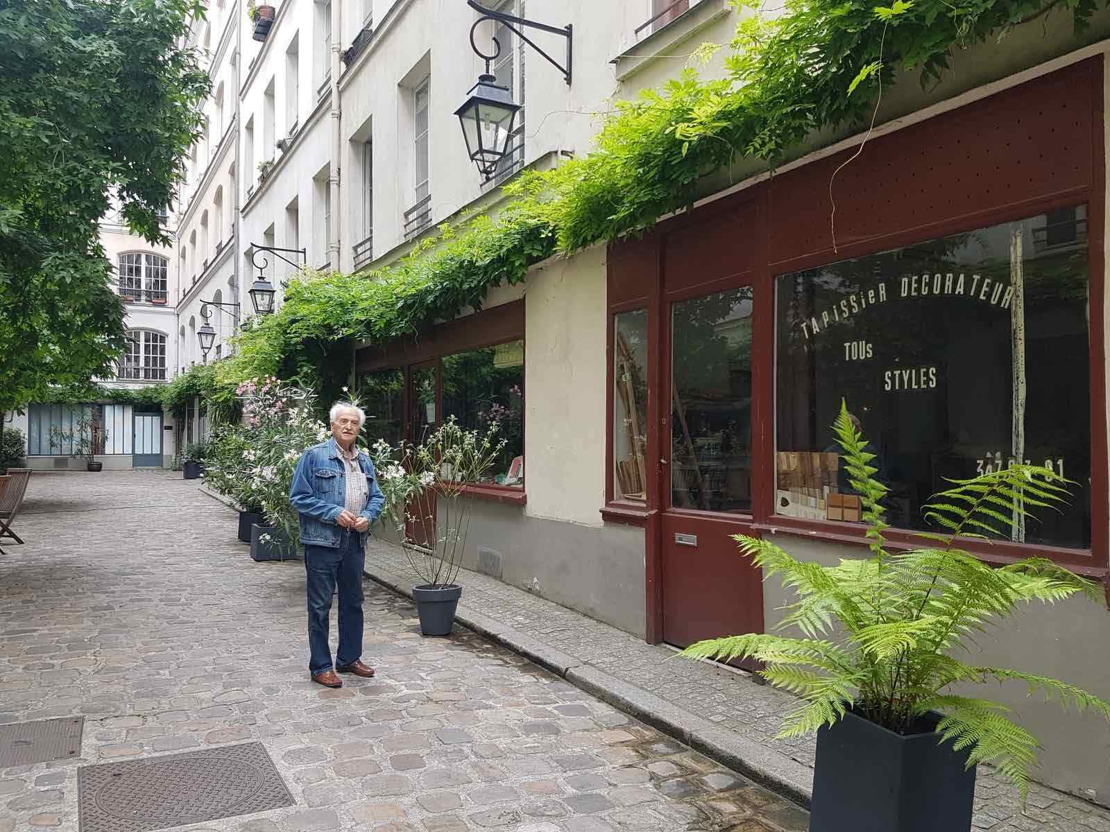 Ispred svoje radnje u Parizu