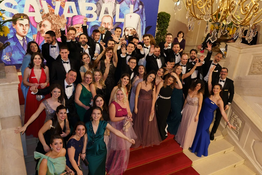 Svetosavski bal u Beču 31. januara posvećen samohranoj majci tri ćerke - pogledajte ko su ovogodišnji izvođači i koje su cene karata 7 4aSk9kpTURBXy9hMzdjOGQ5MzM4YWI5MDI2OTMyN2RiOWI2MDczOWZmMi5qcGeRkwLNA1IA3gABoTAF