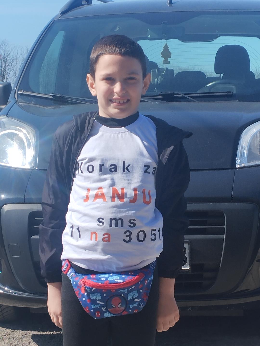 Jakov Stojanović (8) pešači od Kragujevca do Beograda kako bi pomogao bolesnoj sestri Janji