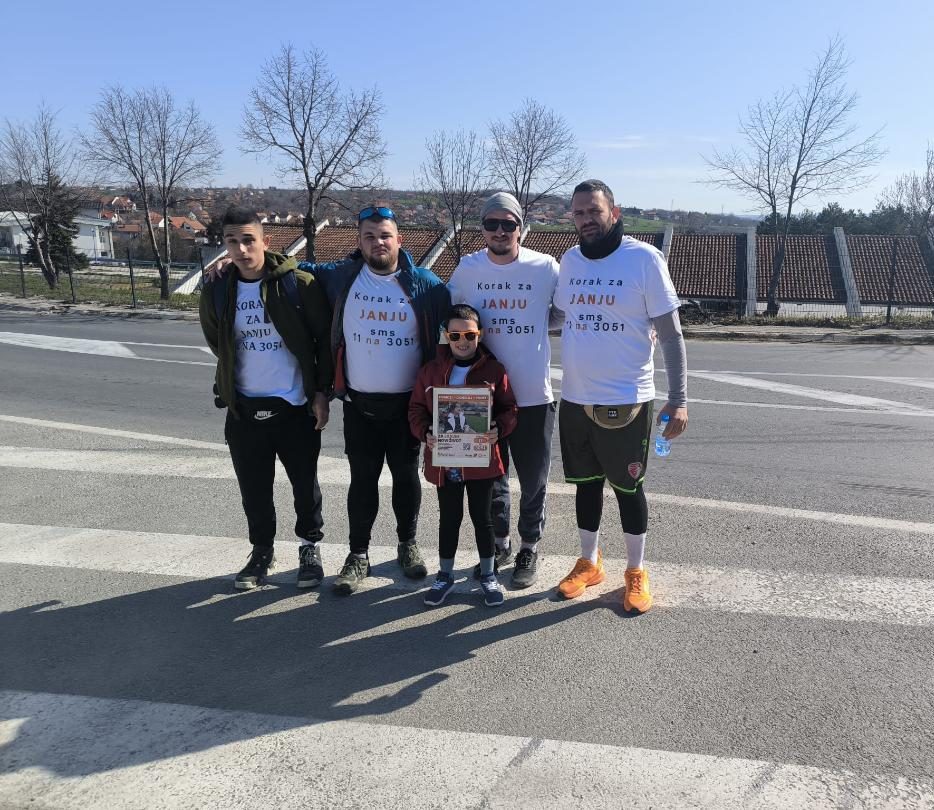 Jakov Stojanović (8) pešači od Kragujevca do Beograda kako bi pomogao bolesnoj sestri Janji