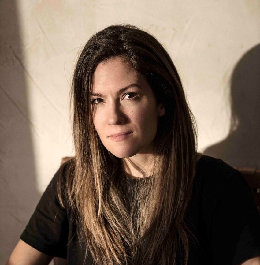 Ima tih filmova koji u nama trajno probude pitanja o tome kakvi smo kao ljudi – kako bismo reagovali kada bi na naša vrata zakucala nevolja, koliko bismo imali razumevanja za tuđu patnju koja ne traje trenutak, već decenijama, ponekad i čitav život. To su ona ostvarenja koja nas ne napuštaju ni kada se bioskopska svetla ugase. Upravo takav je film „Mačji krik“, koji nas poziva da ne osuđujemo, već da se preispitujemo i pokušamo da budemo bolji.