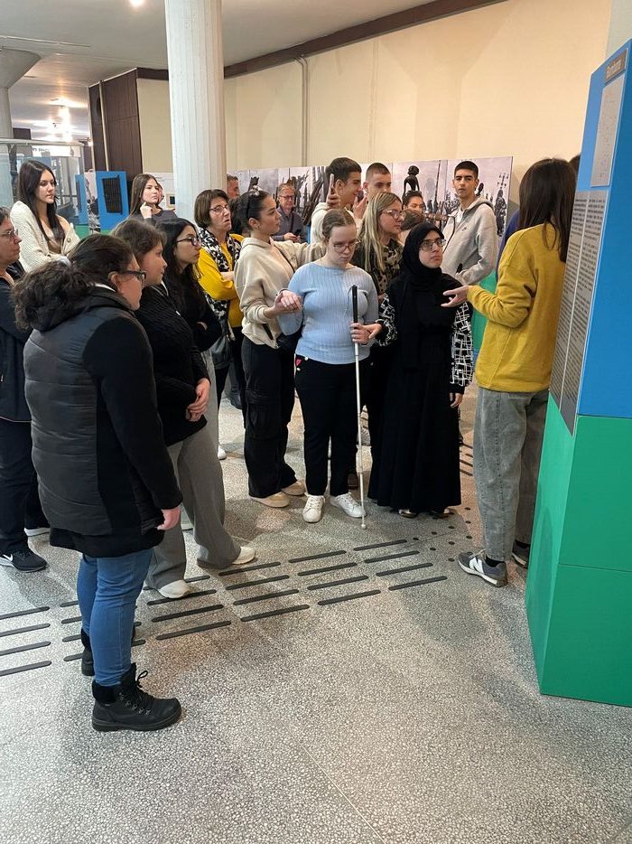 Prva publikacija na Brajevom pismu Muzeja afričke umetnosti: vodič kroz stalnu postavku za slepe i slabovide posetioce