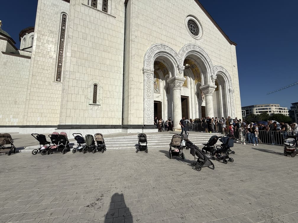 Pojas Presvete Bogorodice ostaje u Beogradu do 5. juna: Vernici čekaju i po deset sati da celivaju jednu od najvećih pravoslavnih svetinja