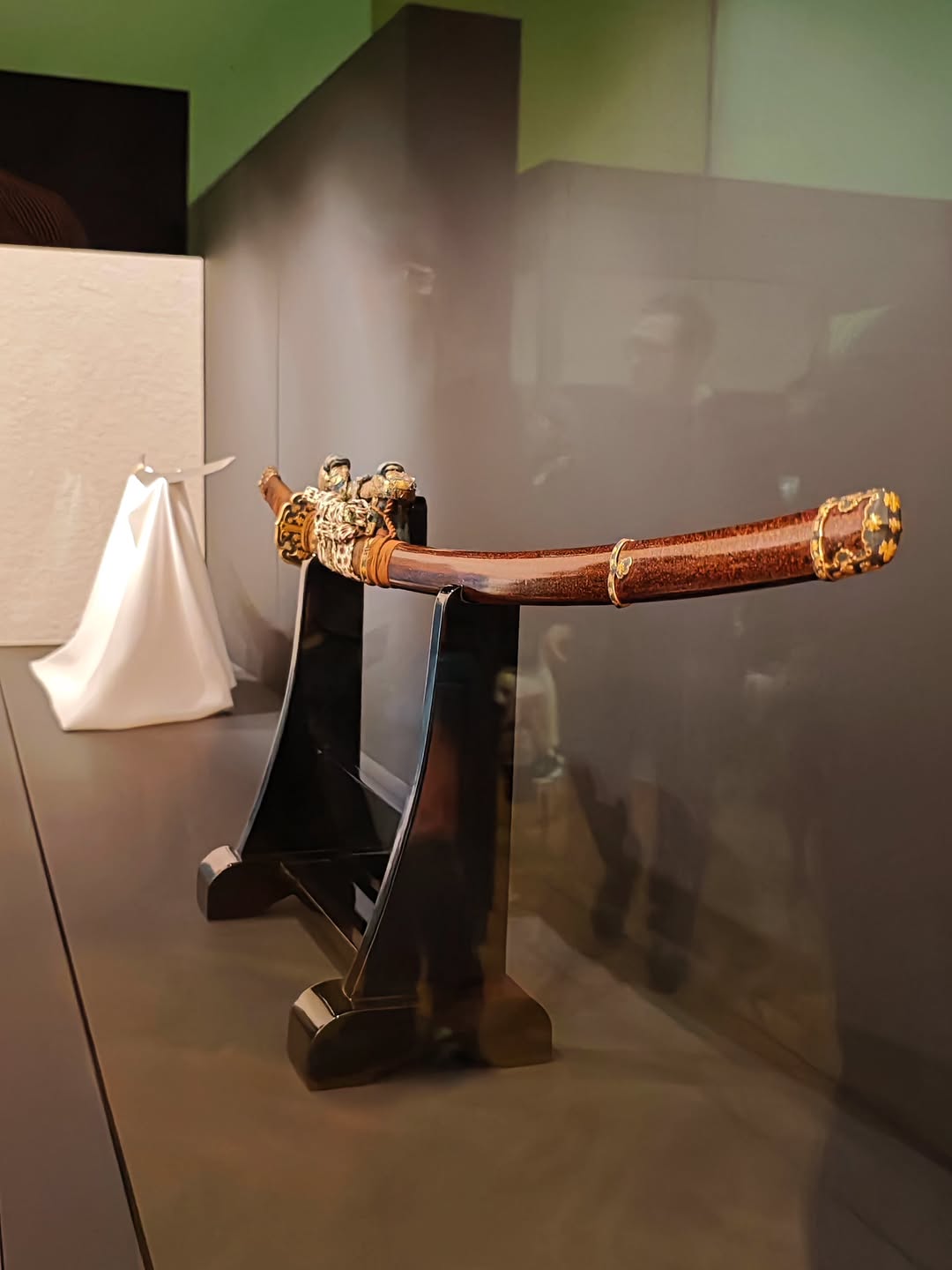 U neposrednoj blizini čuvenog svetilišta u Kamakuri nalazi se Kamakura Bunkakan Curugaoka muzej (Kamakura Bunkakan Tsurugaoka Museum)
