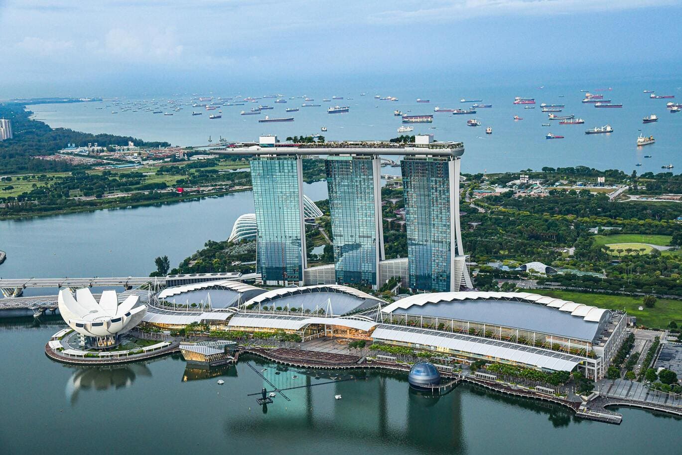 Singapur uvodi strože mere protiv vršnjačkog nasilja: Nastavnici mogu da kažnjavaju učenike štapom Singapur će od 2027. godine uvesti jedinstven sistem disciplinskih mera u svim školama, uključujući i mogućnost fizičkog kažnjavanja učenika štapom u slučajevima ozbiljnog nasilja i nedoličnog ponašanja. Odluka je izazvala veliku pažnju javnosti i otvorila debatu o granici između discipline i nasilja nad decom. Ministar obrazovanja Singapura Desmond Lee izjavio je u parlamentu da se kažnjavanje štapom koristi samo kao „krajnja mera“, kada druge disciplinske metode nisu dale rezultate. – Škole koriste kažnjavanje štapom samo ukoliko su druge mere neadekvatne, imajući u vidu ozbiljnost prekršaja – rekao je Li. Prema pravilima Ministarstva obrazovanja, kaznu mora da odobri direktor škole, a mogu je sprovoditi samo ovlašćeni nastavnici. Škole će pritom procenjivati uzrast i zrelost učenika, kao i da li će takva mera pomoći detetu da razume ozbiljnost svog postupka. Kazna samo za dečake Nova pravila predviđaju da fizičko kažnjavanje može biti primenjeno isključivo nad dečacima i to uglavnom u višim razredima osnovne škole i srednjim školama. Učenici koji prvi put počine ozbiljan prekršaj mogli bi da dobiju jedan udarac štapom, dok bi ponovljeni ili teži slučajevi mogli biti kažnjeni sa do tri udarca. Pored toga, mere uključuju suspenzije, zadržavanje nakon nastave, smanjenje ocene iz vladanja i nove onlajn kanale za prijavu vršnjačkog nasilja. Ministarstvo obrazovanja navodi da je cilj uvođenje jedinstvenih pravila u svim školama i efikasnije reagovanje na rastući problem nasilja među učenicima. Društvo podeljeno oko odluke Odluka je izazvala različite reakcije u Singapuru. Dok deo roditelja i nastavnika podržava strože mere, drugi upozoravaju na moguće posledice po mentalno zdravlje dece. U komentarima objavljenim u singapurskim medijima, pojedini stručnjaci navode da fizičko kažnjavanje može kratkoročno proizvesti poslušnost, ali i povećati anksioznost, agresiju i osećaj poniženja kod dece. Singapur je inače poznat po veoma strogim zakonima i disciplinskom sistemu, a telesno kažnjavanje i dalje postoji u određenim institucijama kao deo pravnog okvira države.