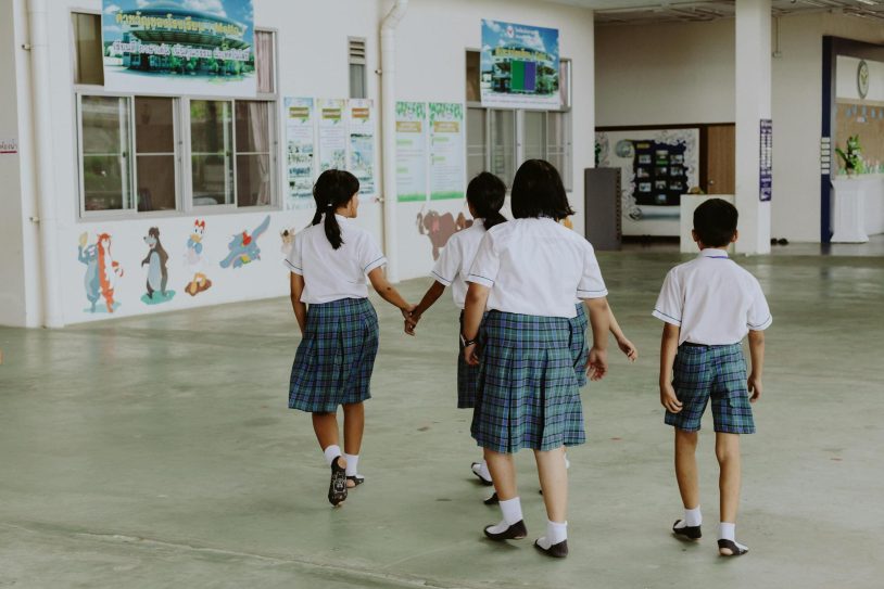Singapur uvodi strože mere protiv vršnjačkog nasilja: Nastavnici mogu da kažnjavaju učenike štapom Singapur će od 2027. godine uvesti jedinstven sistem disciplinskih mera u svim školama, uključujući i mogućnost fizičkog kažnjavanja učenika štapom u slučajevima ozbiljnog nasilja i nedoličnog ponašanja. Odluka je izazvala veliku pažnju javnosti i otvorila debatu o granici između discipline i nasilja nad decom. Ministar obrazovanja Singapura Desmond Lee izjavio je u parlamentu da se kažnjavanje štapom koristi samo kao „krajnja mera“, kada druge disciplinske metode nisu dale rezultate. – Škole koriste kažnjavanje štapom samo ukoliko su druge mere neadekvatne, imajući u vidu ozbiljnost prekršaja – rekao je Li. Prema pravilima Ministarstva obrazovanja, kaznu mora da odobri direktor škole, a mogu je sprovoditi samo ovlašćeni nastavnici. Škole će pritom procenjivati uzrast i zrelost učenika, kao i da li će takva mera pomoći detetu da razume ozbiljnost svog postupka. Kazna samo za dečake Nova pravila predviđaju da fizičko kažnjavanje može biti primenjeno isključivo nad dečacima i to uglavnom u višim razredima osnovne škole i srednjim školama. Učenici koji prvi put počine ozbiljan prekršaj mogli bi da dobiju jedan udarac štapom, dok bi ponovljeni ili teži slučajevi mogli biti kažnjeni sa do tri udarca. Pored toga, mere uključuju suspenzije, zadržavanje nakon nastave, smanjenje ocene iz vladanja i nove onlajn kanale za prijavu vršnjačkog nasilja. Ministarstvo obrazovanja navodi da je cilj uvođenje jedinstvenih pravila u svim školama i efikasnije reagovanje na rastući problem nasilja među učenicima. Društvo podeljeno oko odluke Odluka je izazvala različite reakcije u Singapuru. Dok deo roditelja i nastavnika podržava strože mere, drugi upozoravaju na moguće posledice po mentalno zdravlje dece. U komentarima objavljenim u singapurskim medijima, pojedini stručnjaci navode da fizičko kažnjavanje može kratkoročno proizvesti poslušnost, ali i povećati anksioznost, agresiju i osećaj poniženja kod dece. Singapur je inače poznat po veoma strogim zakonima i disciplinskom sistemu, a telesno kažnjavanje i dalje postoji u određenim institucijama kao deo pravnog okvira države.