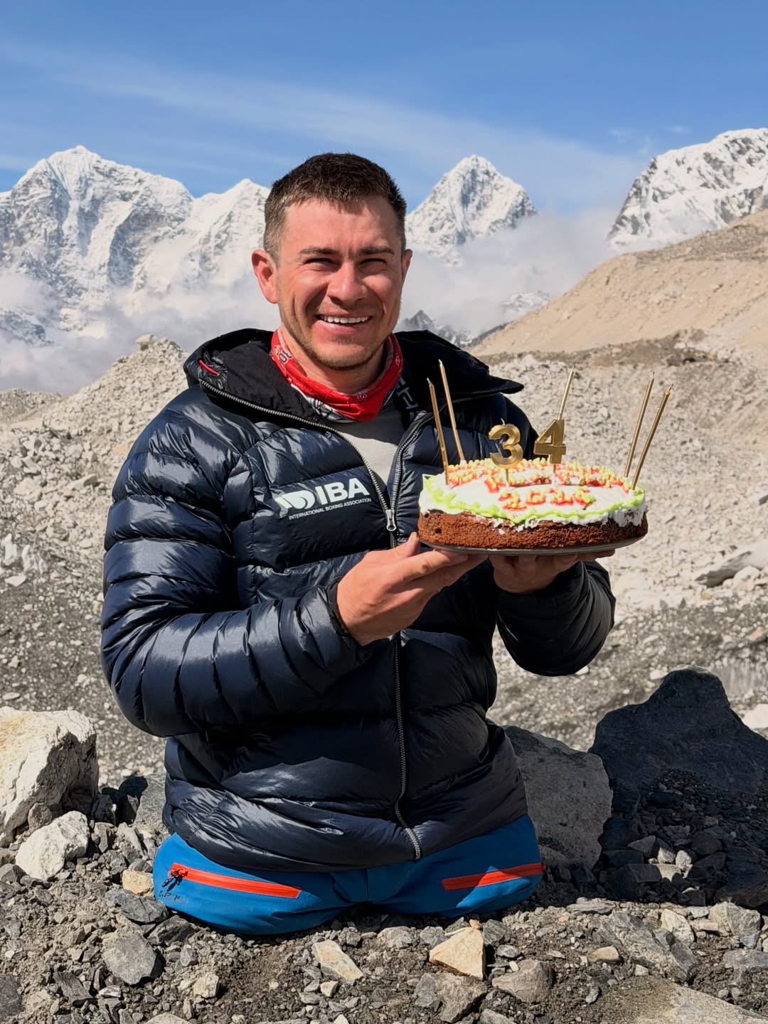 Prvi čovek na svetu koji se na rukama popeo na Everest: Rus Rustam Nabijev poručuje – „Borite se dok ima života u vama“