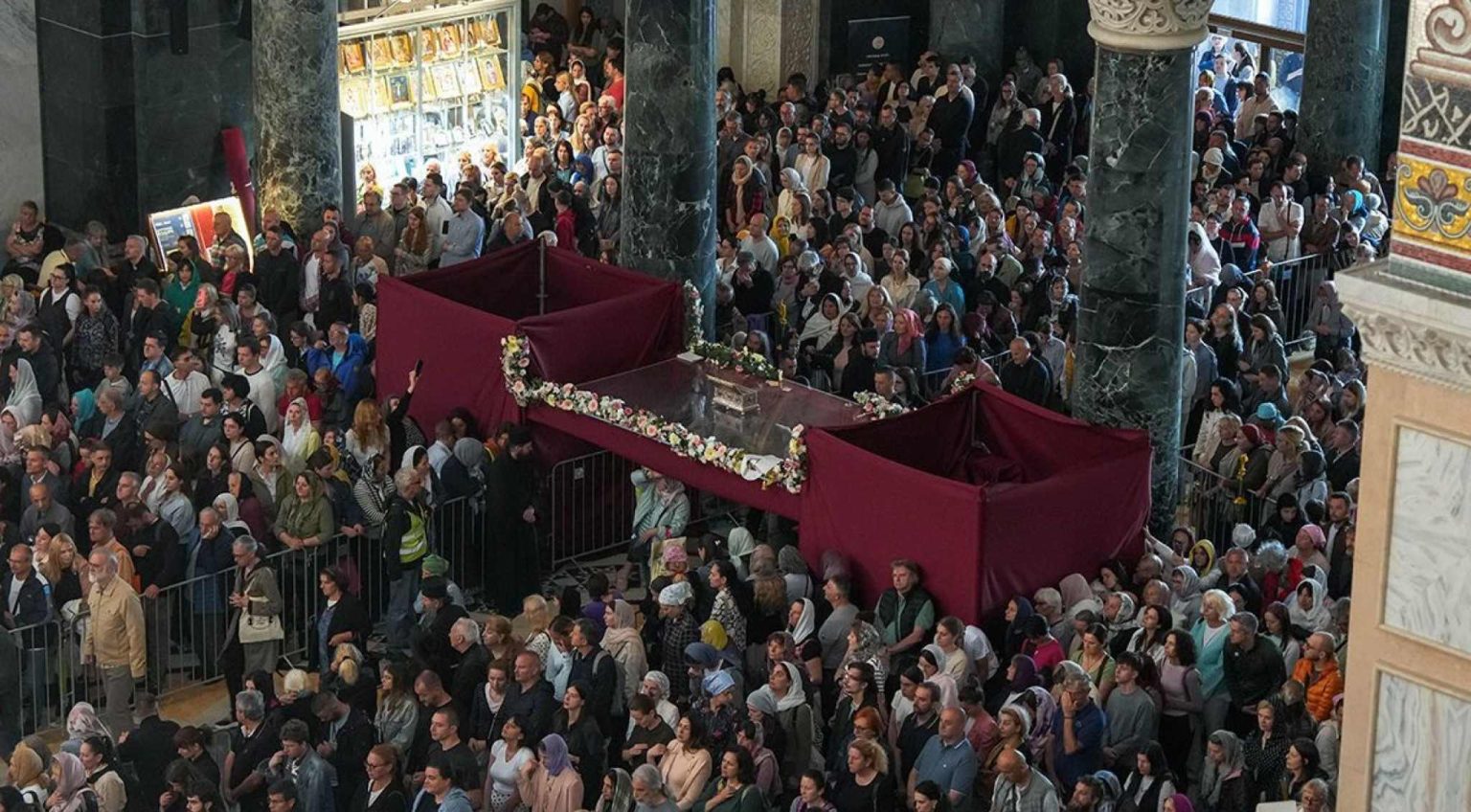 Više od 1.100.000 vernika poklonilo se Pojasu Presvete Bogorodice: Svetinja se danas vraća u manastir Vatoped