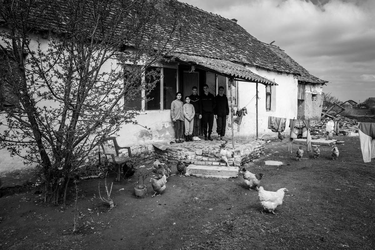 Porodici Hornjak hitno je potrebna pomoć: Kuća im se ruši, kupaju se u šupi, a za koru hleba rade u štali
