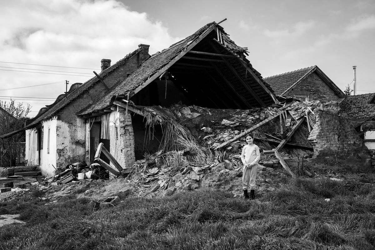 Porodici Hornjak hitno je potrebna pomoć: Kuća im se ruši, kupaju se u šupi, a za koru hleba rade u štali
