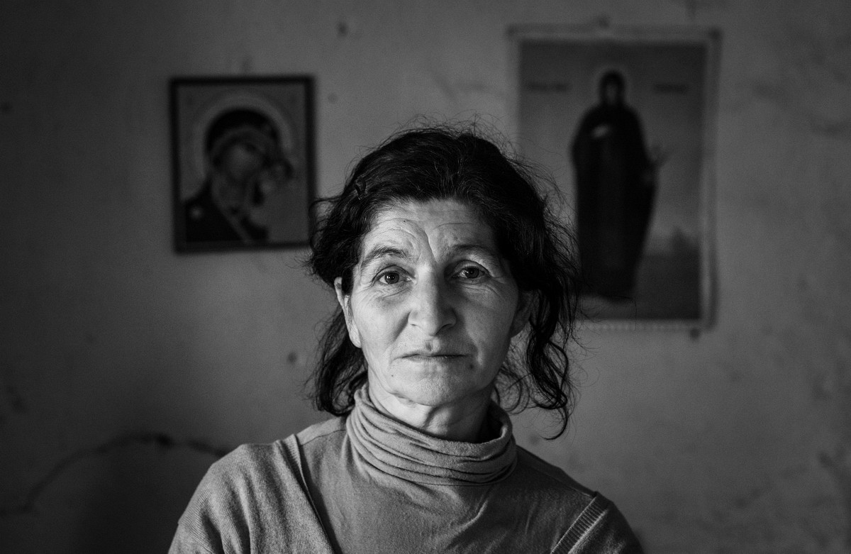 Porodici Hornjak hitno je potrebna pomoć: Kuća im se ruši, kupaju se u šupi, a za koru hleba rade u štali