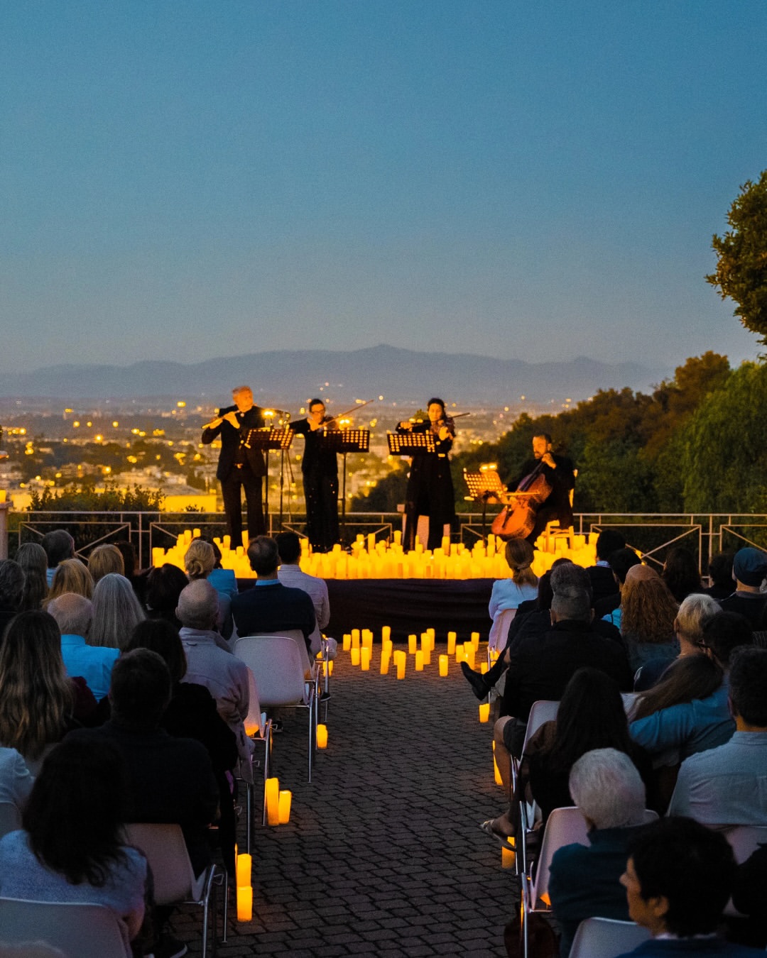 ,,Candlelight koncerti" stižu u Beograd: Hiljade sveća, Vivaldi, ABBA i Hans Zimmer 3 Candlelight koncerti stižu u Beograd: Hiljade sveća, Vivaldi, Queen, ABBA, Coldplay i Hans Zimmer