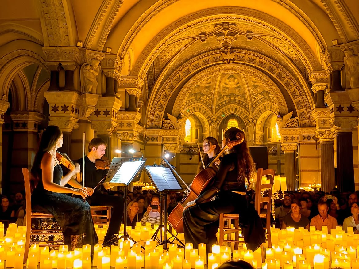 ,,Candlelight koncerti" stižu u Beograd: Hiljade sveća, Vivaldi, ABBA i Hans Zimmer 5 Candlelight koncerti stižu u Beograd: Hiljade sveća, Vivaldi, Queen, ABBA, Coldplay i Hans Zimmer
